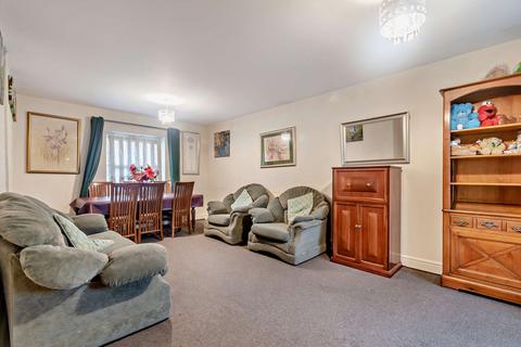 2 bedroom flat for sale, Farnburn Avenue, Slough, SL1