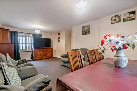 2 bedroom flat for sale, Farnburn Avenue, Slough, SL1