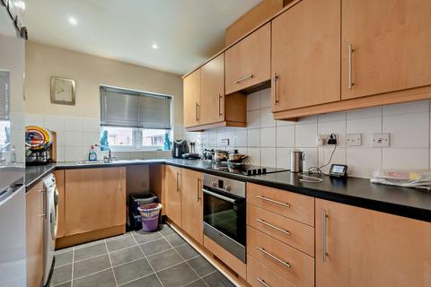 2 bedroom flat for sale, Farnburn Avenue, Slough, SL1