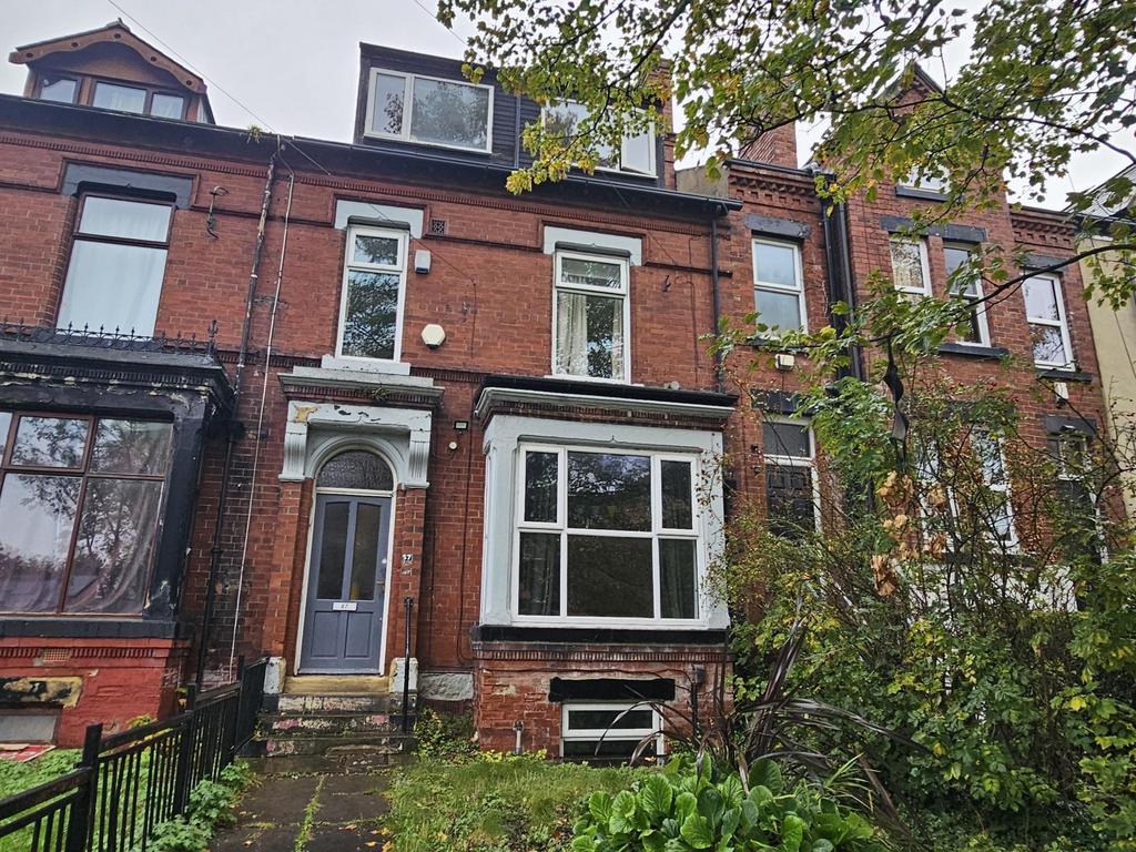 A charming brick-front house with a well-mainta...
