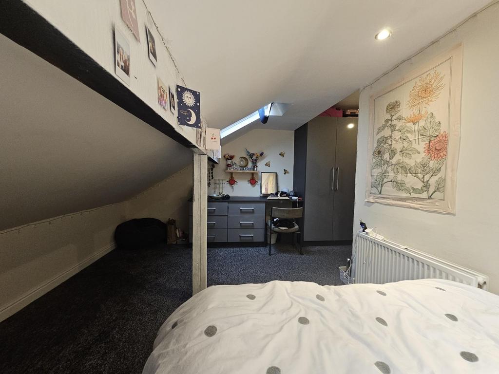 A cozy bedroom featuring a double bed with whit...