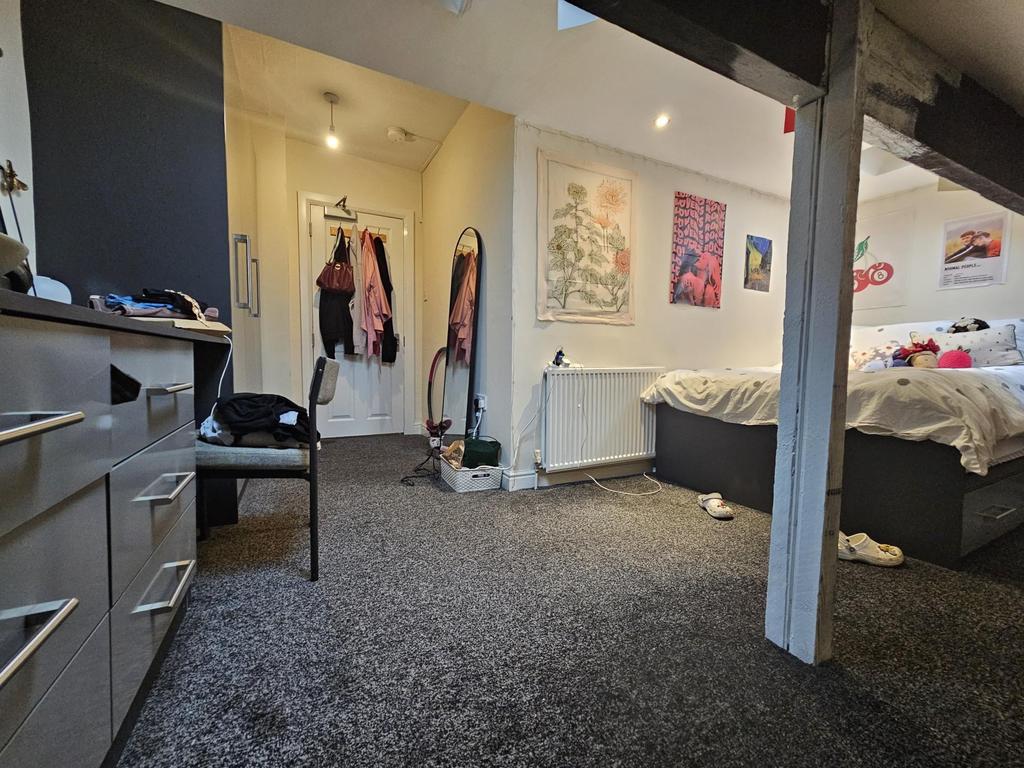 A cozy student living room with a comfortable s...