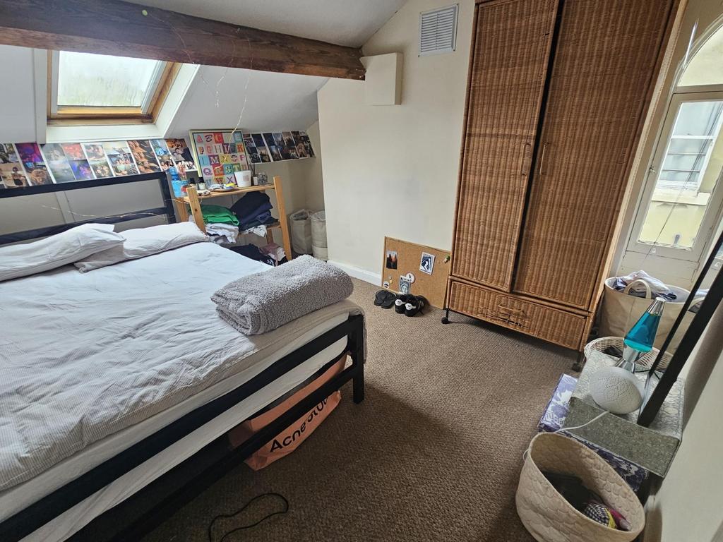 A cozy bedroom featuring a comfortable double b...