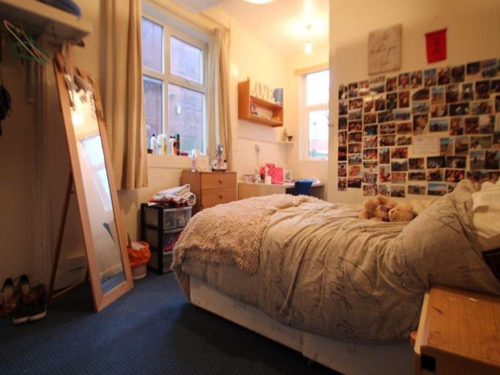 A cozy bedroom featuring a comfortable double b...