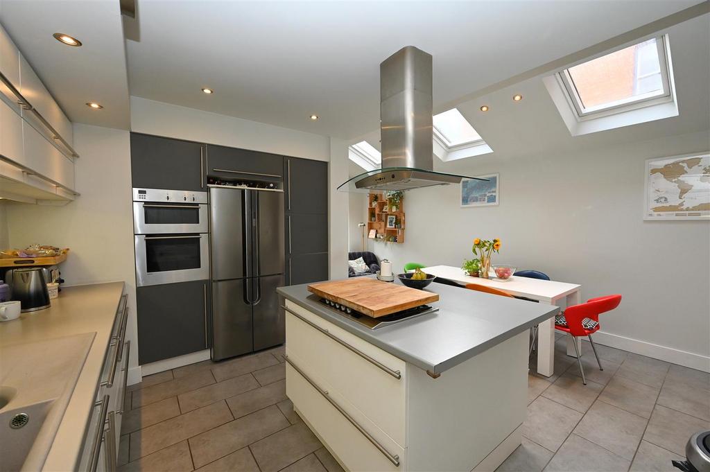 Kitchen2.JPG