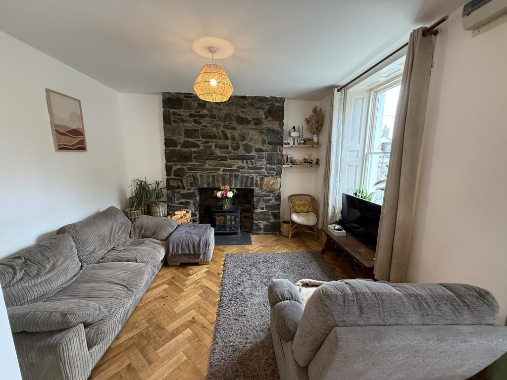 Front Lounge/Dining Area