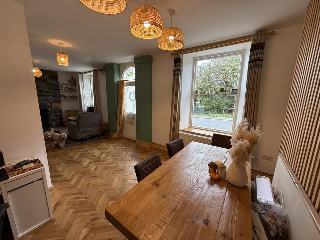 Front Lounge/Dining Area
