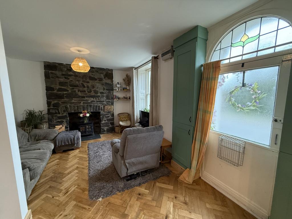 Front Lounge/Dining Area