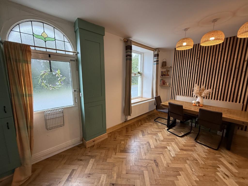 Front Lounge/Dining Area