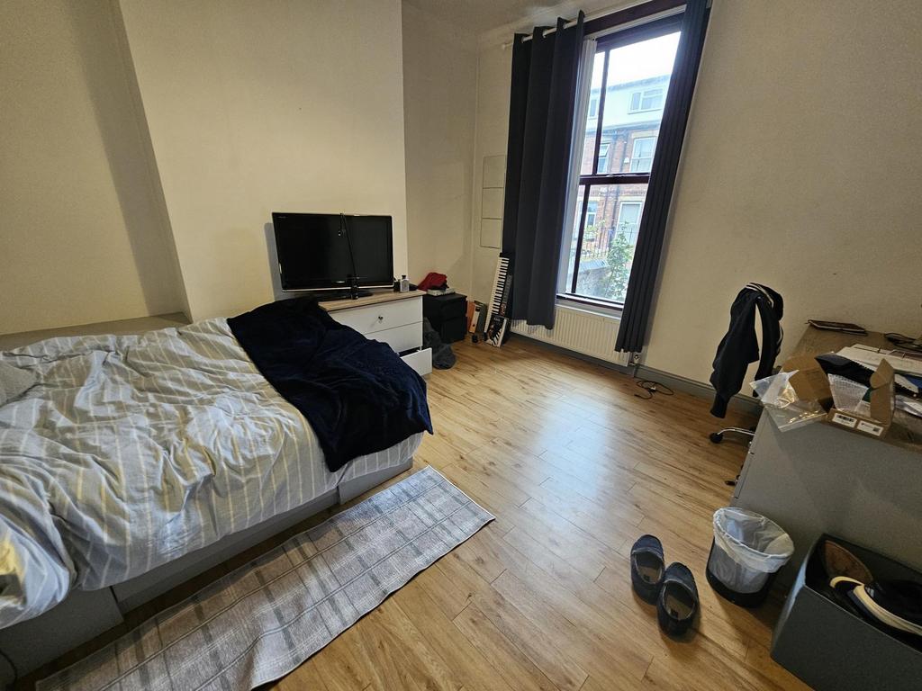 A cozy bedroom with a double bed, natural light...
