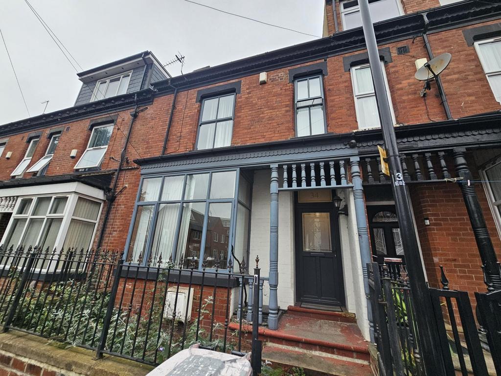 A charming traditional house with a well-mainta...