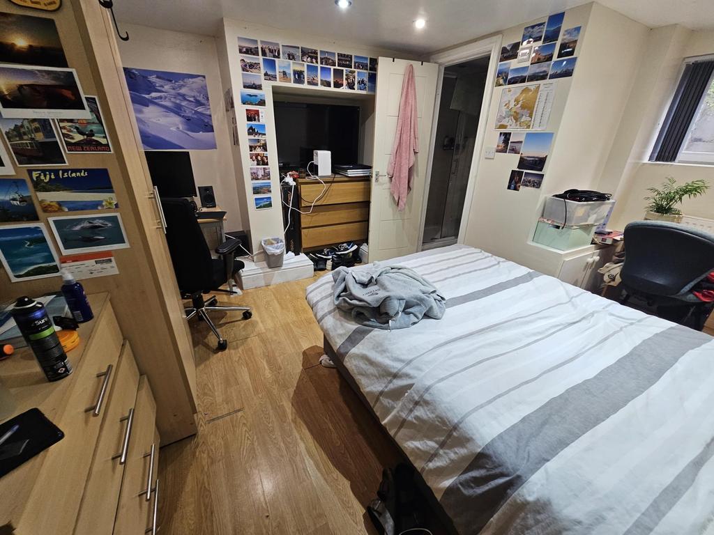 A cozy bedroom featuring a double bed, ample wa...
