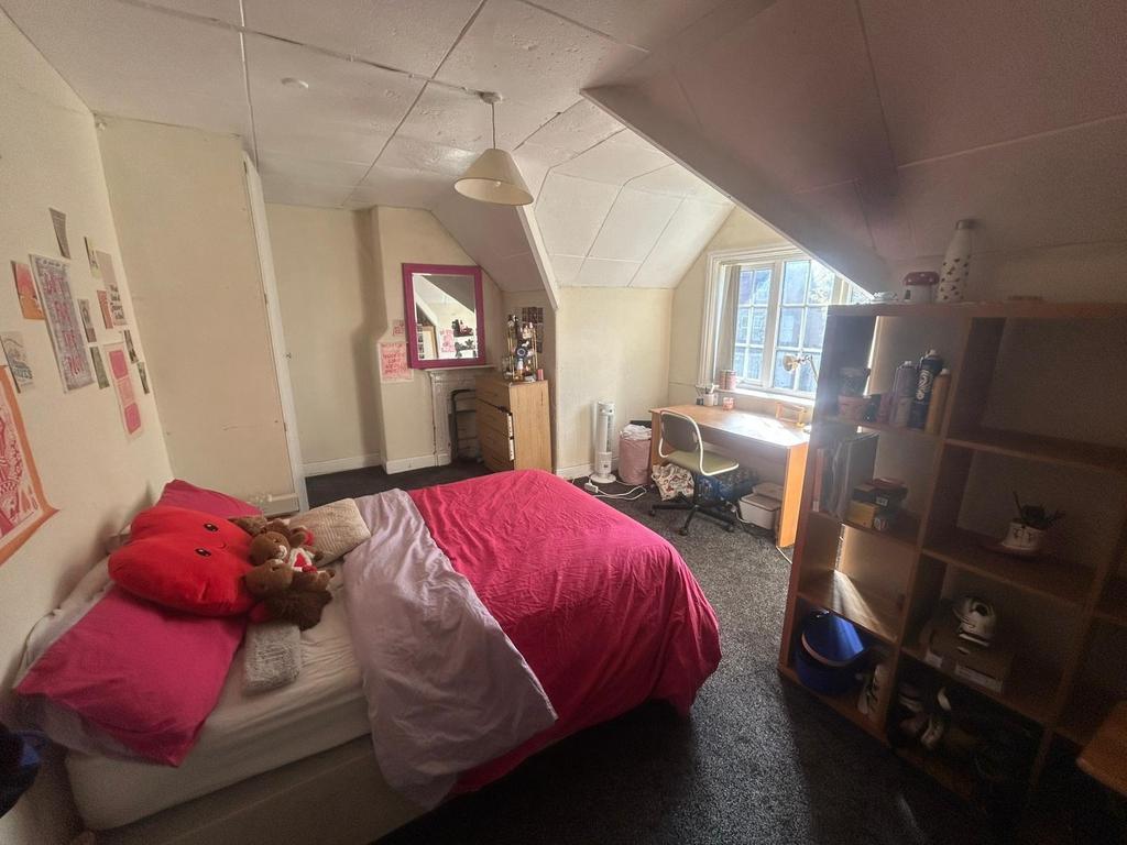 A cozy bedroom featuring a comfortable double b...