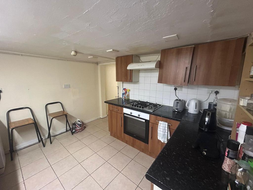 A modern and tidy kitchen area with ample count...