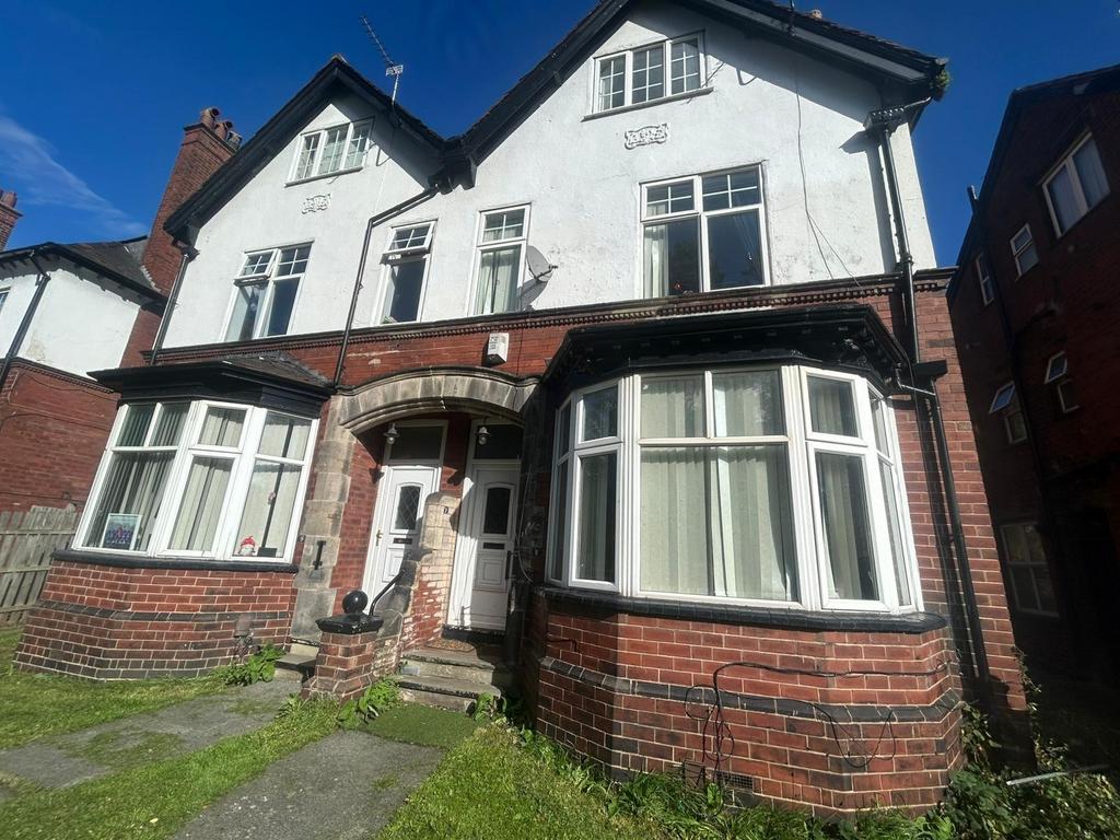 A charming semi-detached house with a well-main...