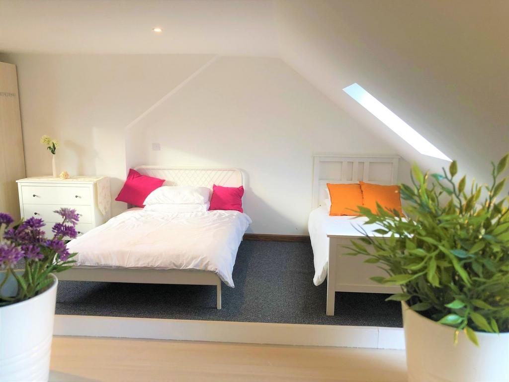Bright and clean double bedroom featuring two b...