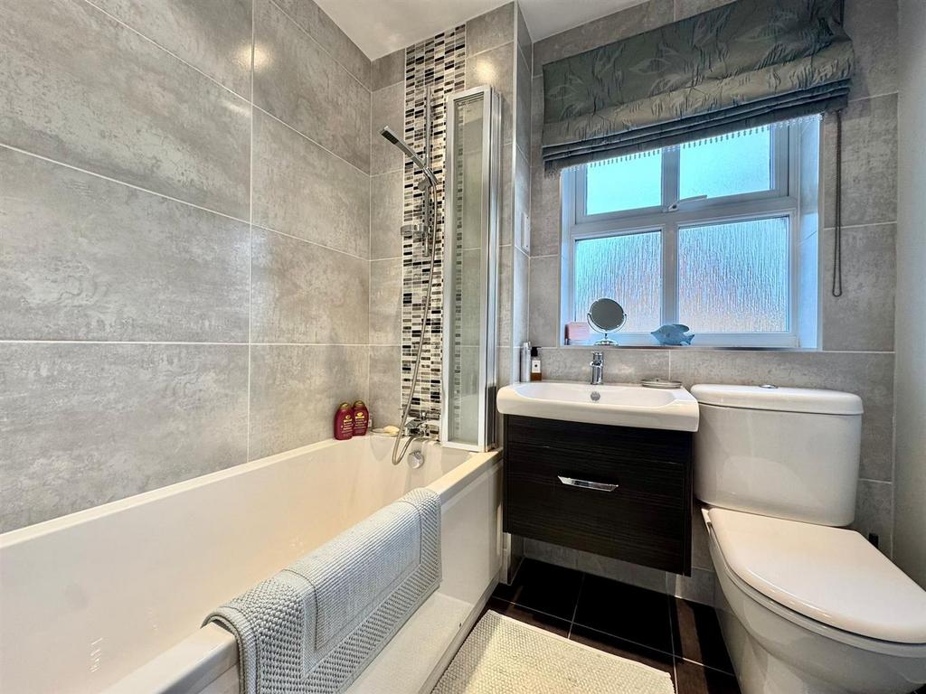 Main bathroom.jpg