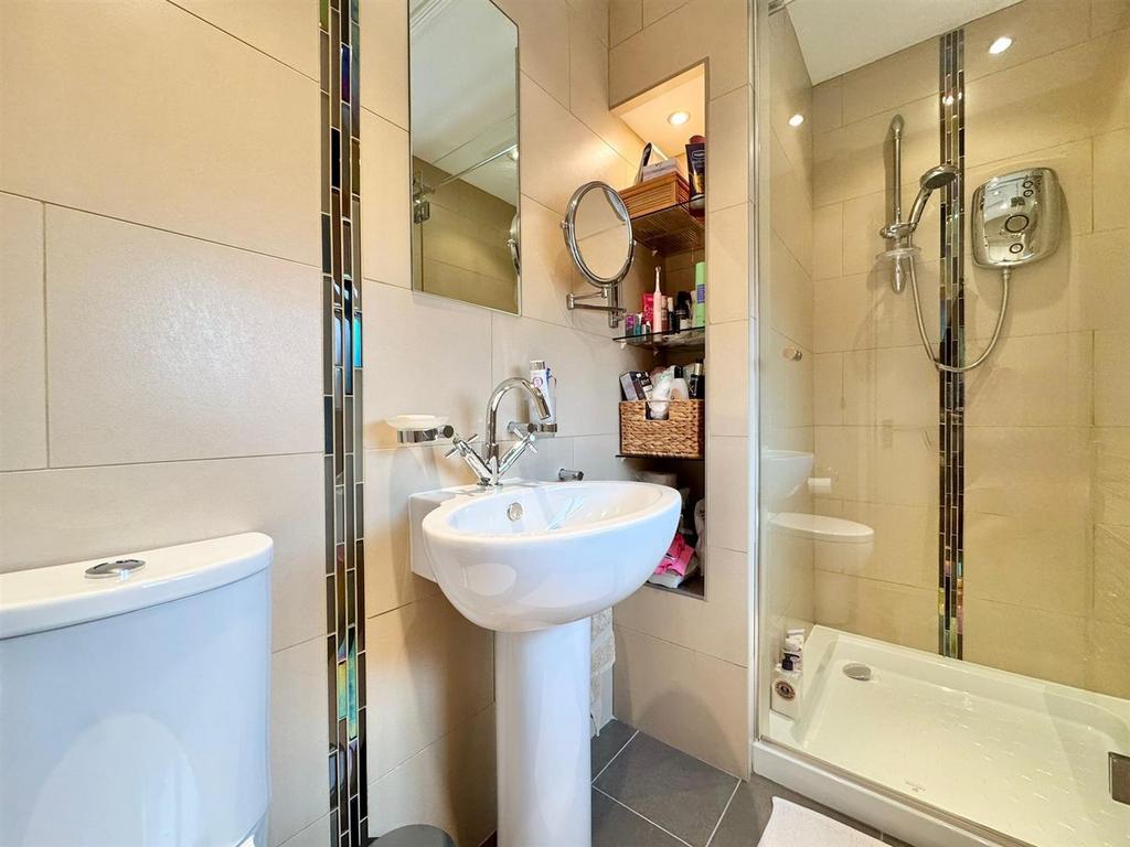 Master ensuite.jpg