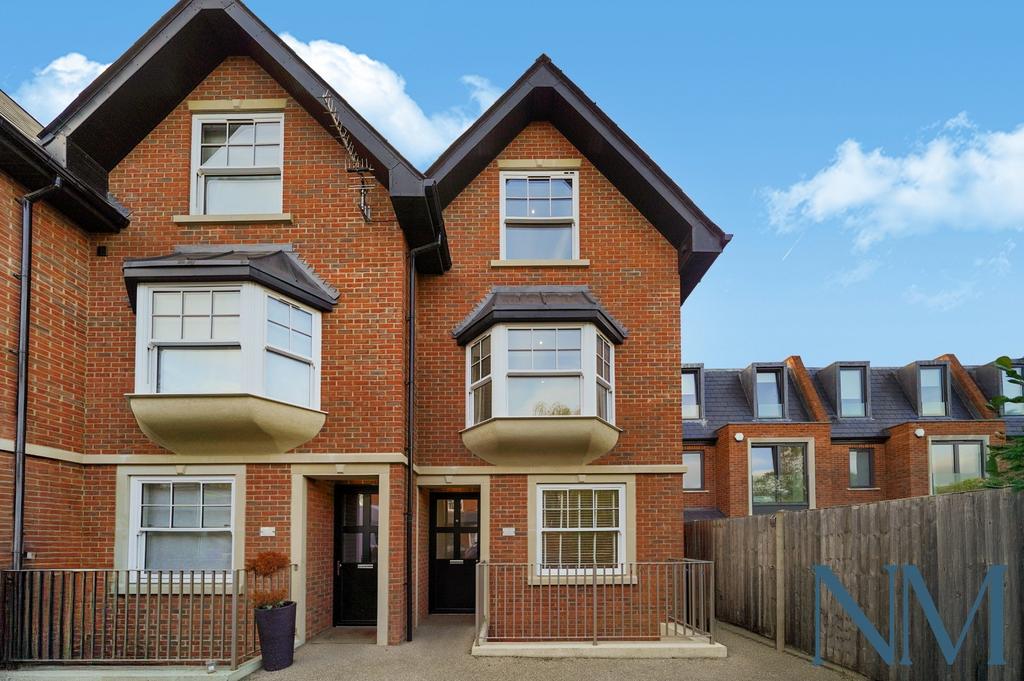 4 Bed, 2 Bath End of Terrace House with Off Stree