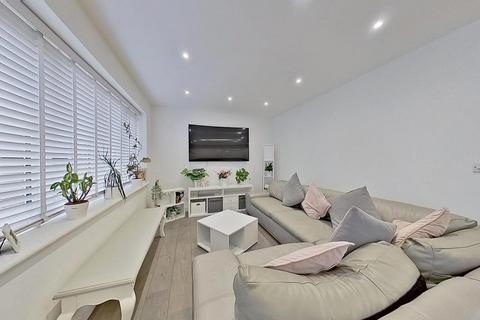4 bedroom chalet for sale, Alvis Avenue, Herne Bay, CT6 8AR