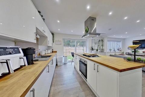 4 bedroom chalet for sale, Alvis Avenue, Herne Bay, CT6 8AR