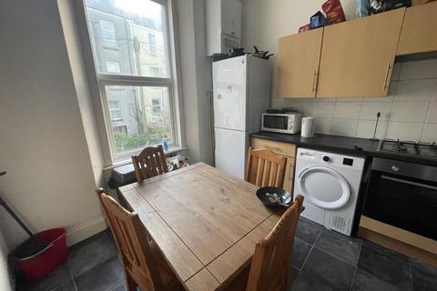 5 bedroom house share to rent, 16 Napier Terrace, Maisonette