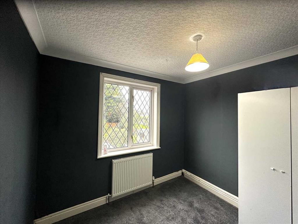 Front bedroom 1: