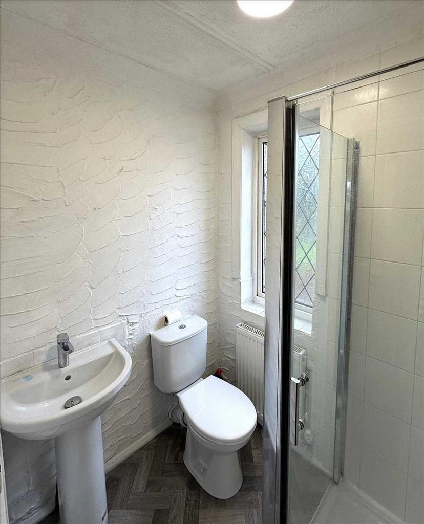 Rear bedroom 2:
