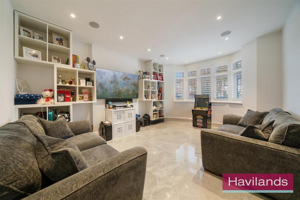 Broadfields Avenue-10.jpg