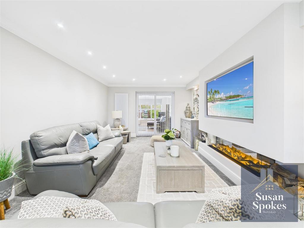 CAM01858 G0-PR0187-STILL006.jpg