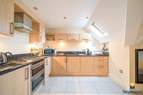 2 bedroom flat for sale, Cross Lanes, Surrey GU1