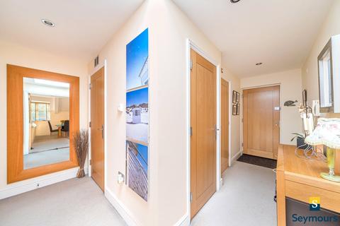 2 bedroom flat for sale, Cross Lanes, Surrey GU1