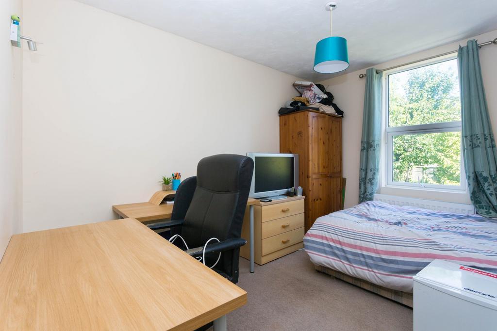 Bright, neatly presented double bedroom with a ...