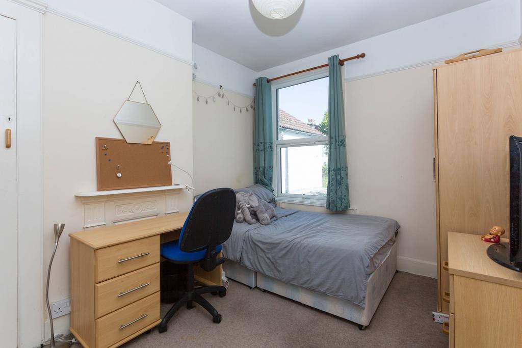 Neat single bedroom with a comfortable bed, des...