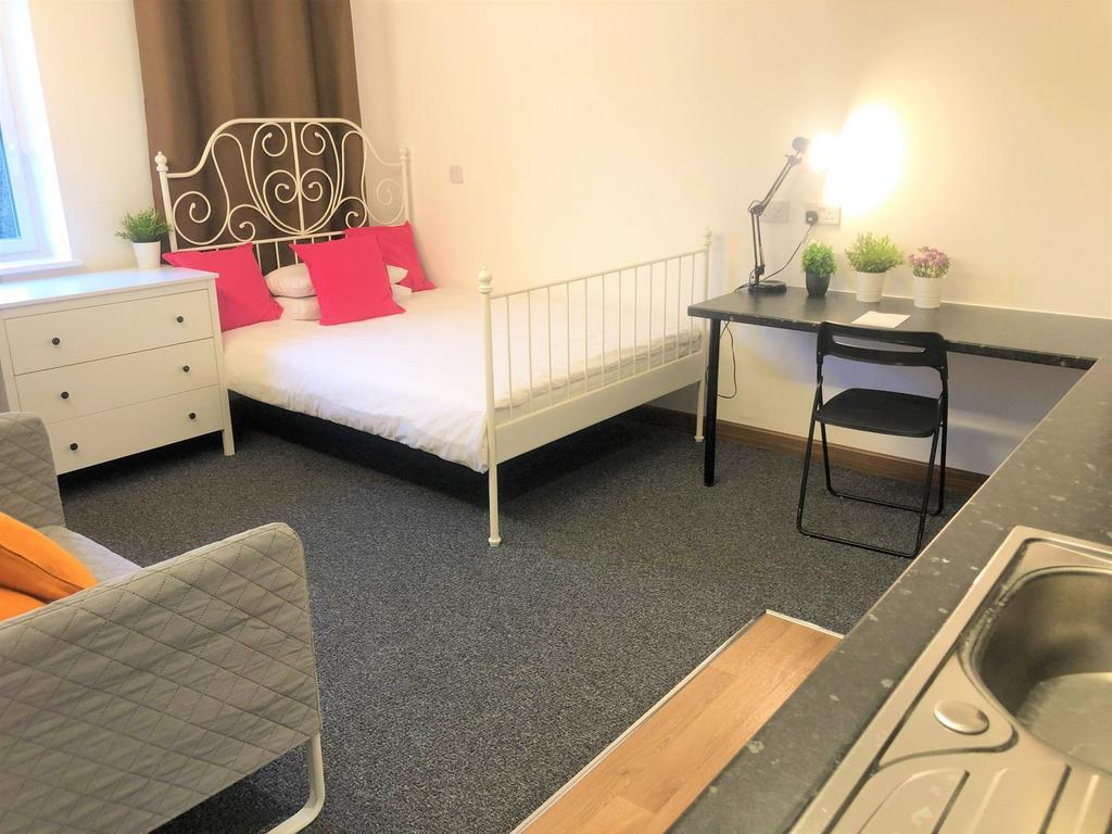 Bright and well-kept double bedroom featuring a...