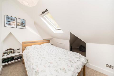 2 bedroom flat for sale, Cavendish Road, London SW12