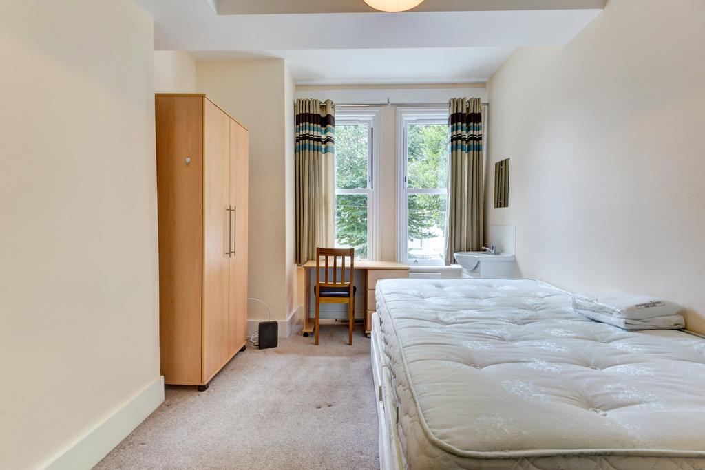Bright, neatly presented double bedroom with tw...