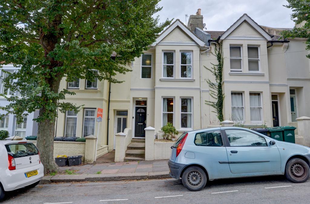 Attractive Victorian terraced house with bay wi...