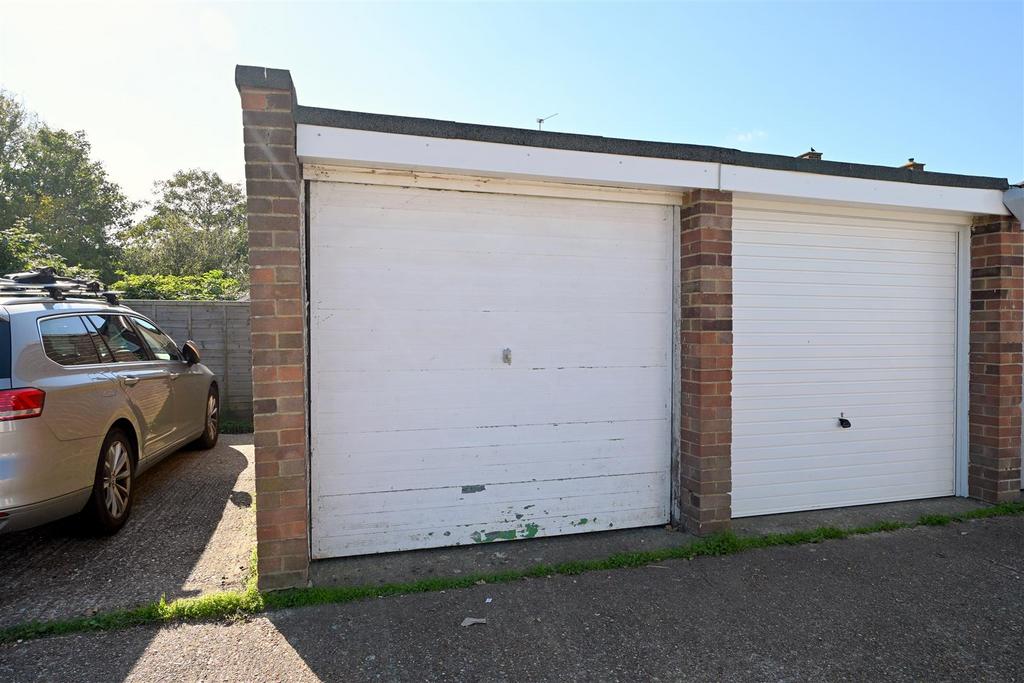 Garage in Block