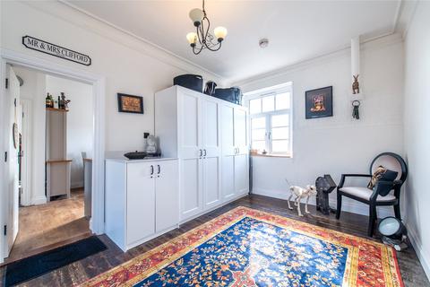2 bedroom flat for sale, Lower Road, Teynham, Sittingbourne, Kent, ME9