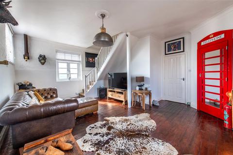 2 bedroom flat for sale, Lower Road, Teynham, Sittingbourne, Kent, ME9