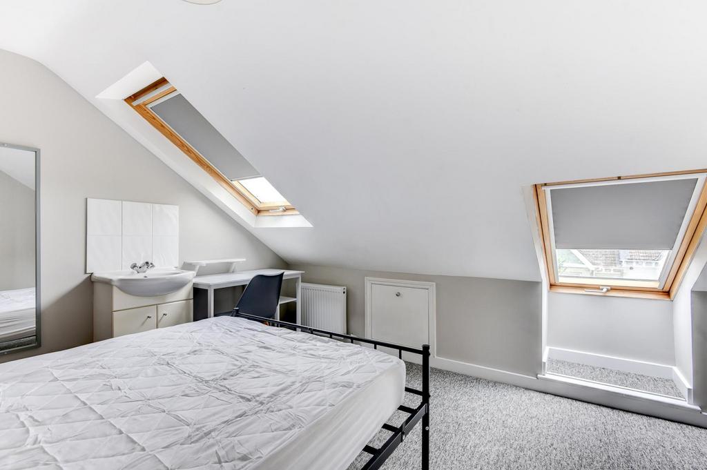 Bright, neatly presented attic double bedroom w...