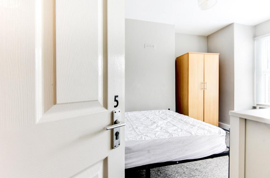 Bright, tidy double bedroom with a white-painte...