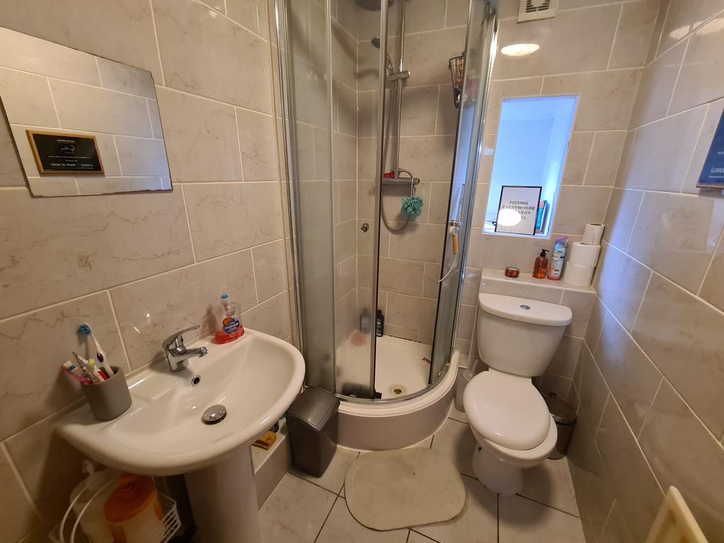A spacious and well-maintained bathroom featuri...