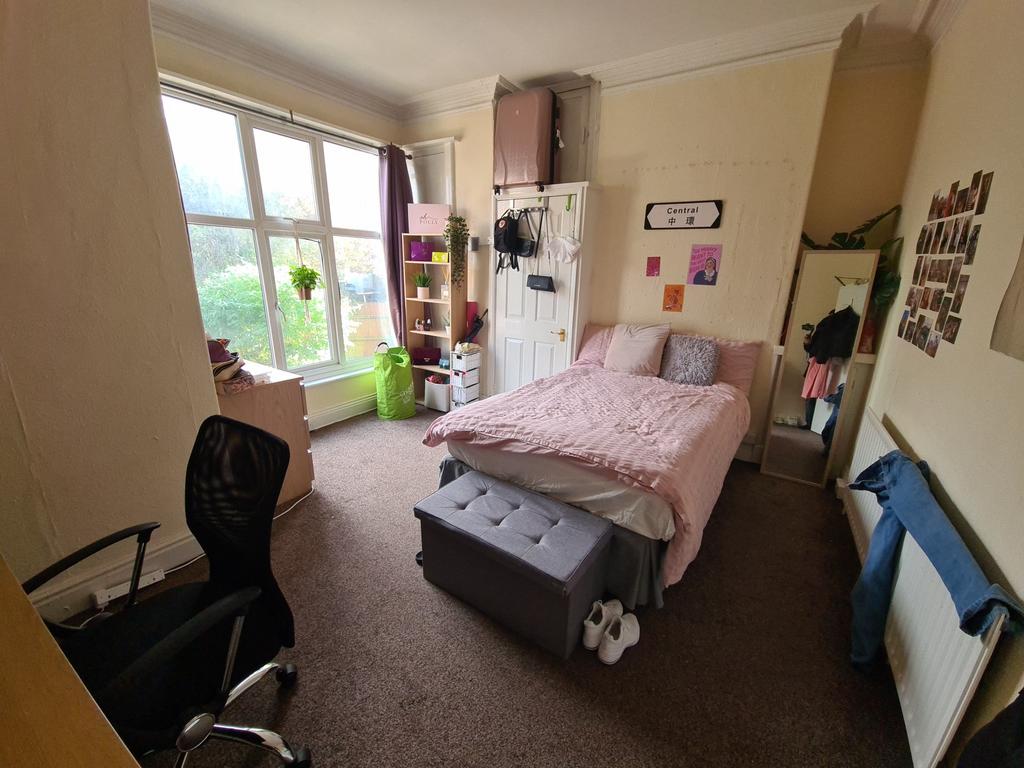 A cozy bedroom featuring a comfortable double b...