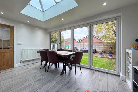 3 bedroom semi-detached house for sale, Gainsborough Road, 1 NG24