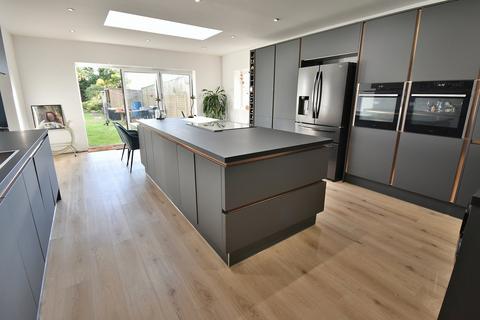 2 bedroom detached bungalow for sale, Christchurch Road, West Parley, Ferndown, BH22