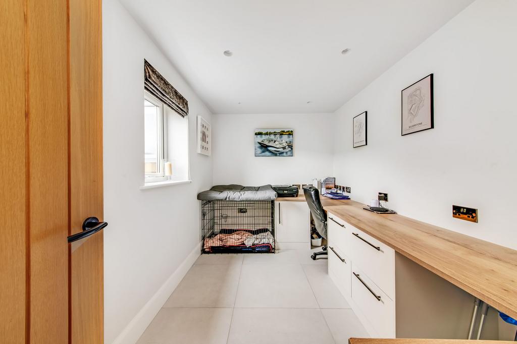 Study/ground floor bedroom