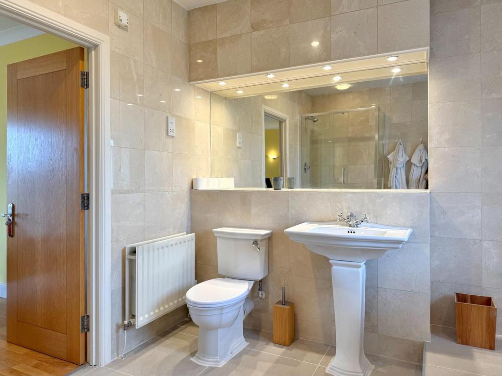 En-Suite Bathroom