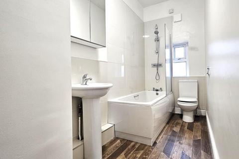 2 bedroom flat to rent, Beverley Terrace, Cullercoats